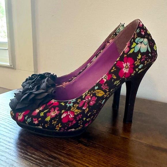Madden Girl 8.5 floral heels with flower toe - Picture 1 of 6